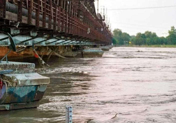 Delhi’s Yamuna River Continues to Surge, Old Railway Bridge Closed for Train Traffic